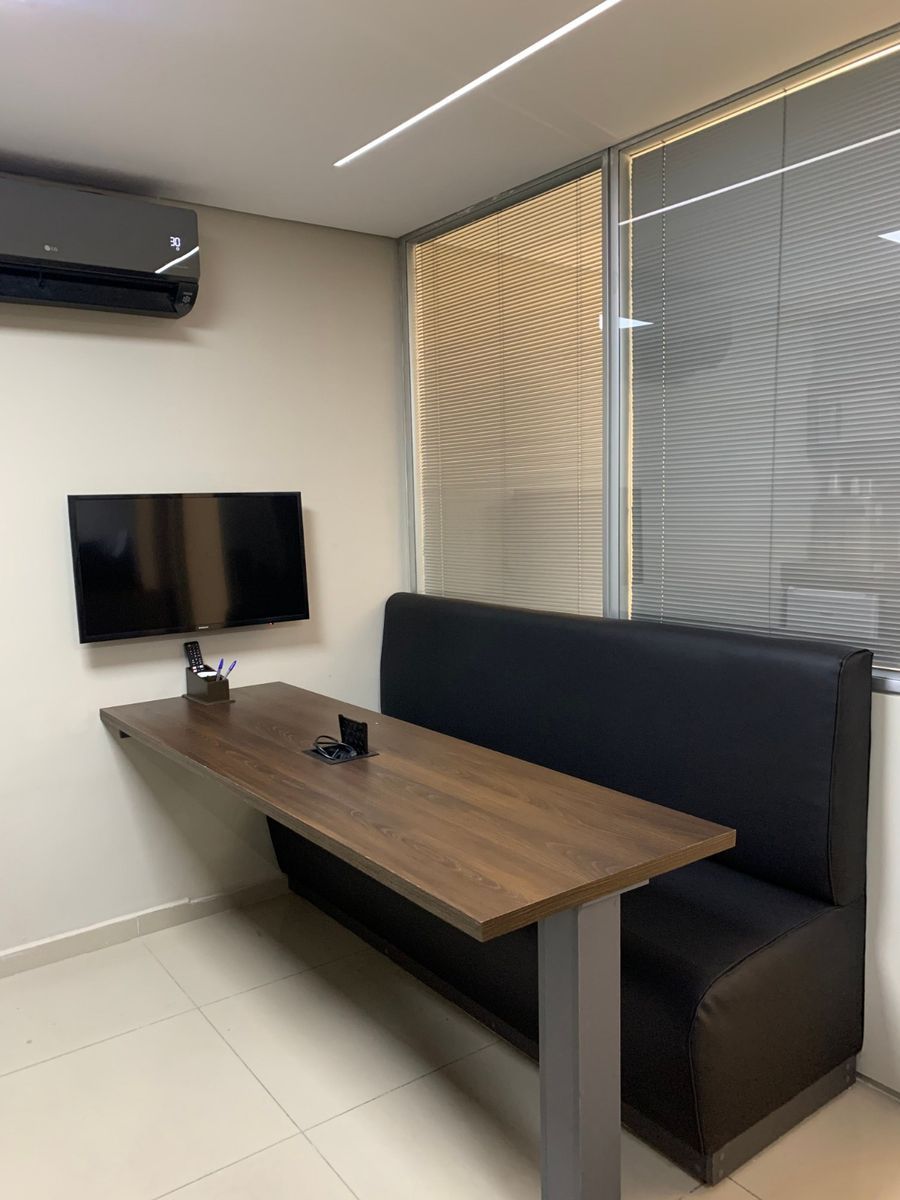 Equipe em ambiente corporativo para avaliação de riscos ocupacionais